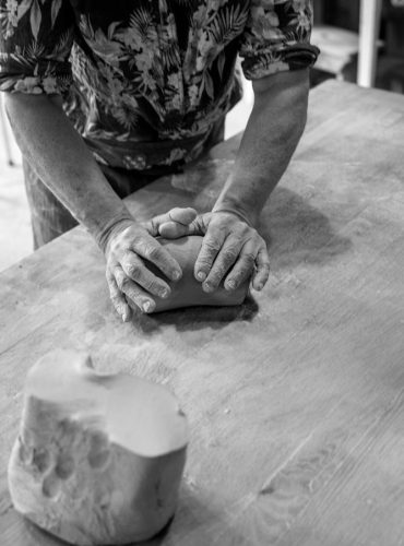 agnes-ceramiste-jardin-argile-mains